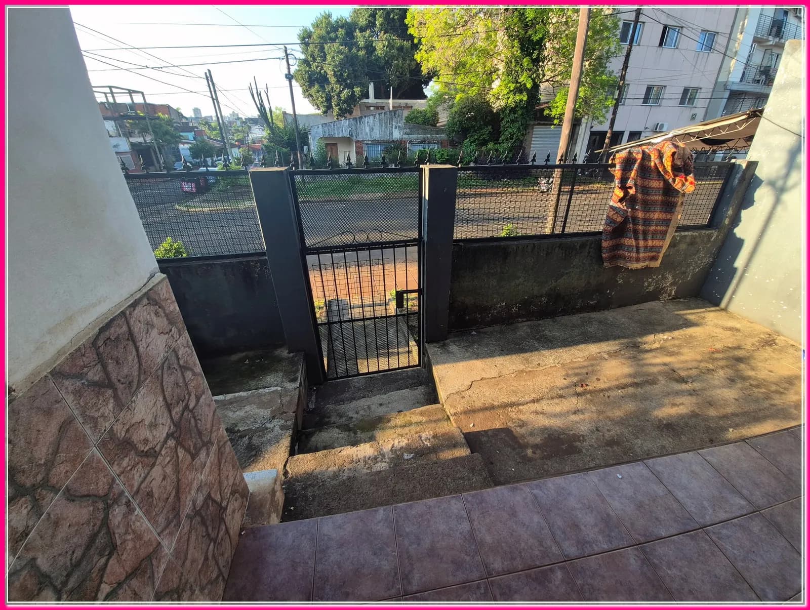 Patio delantero con reja negra