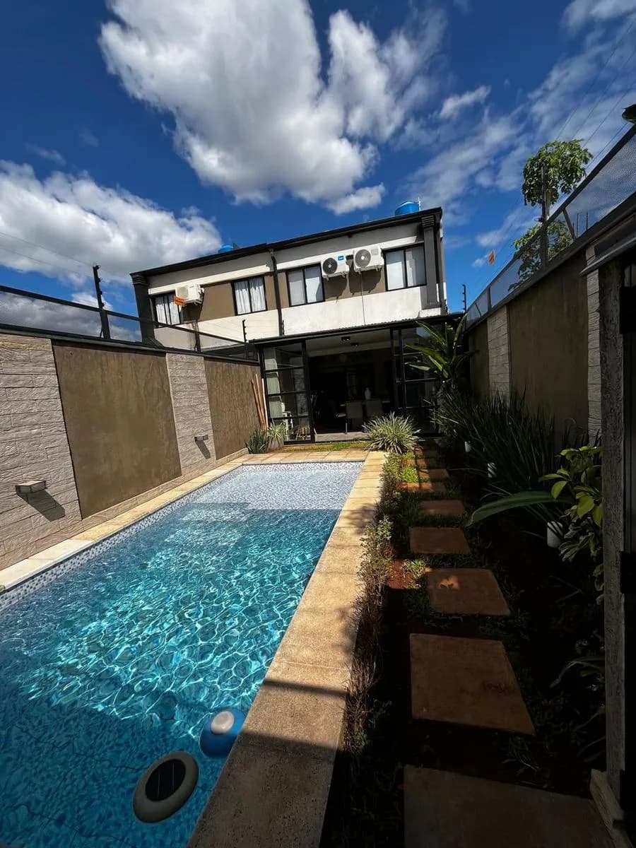 Dúplex en venta Posadas, B° Yvyra Pyta, cinco años antiguedad