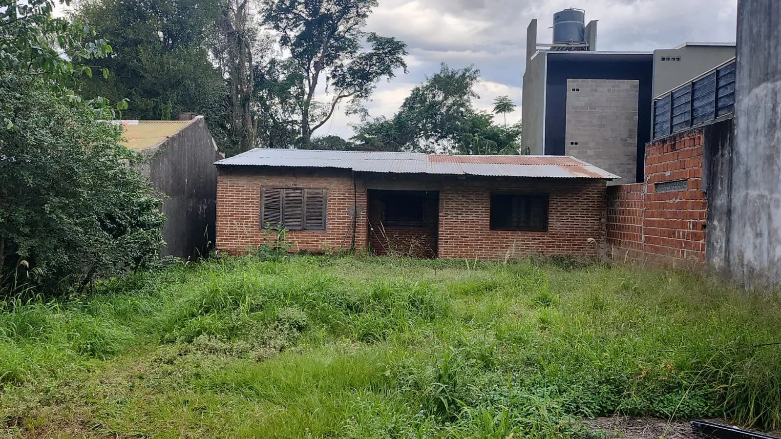 Casa de ladrillo con amplio terreno