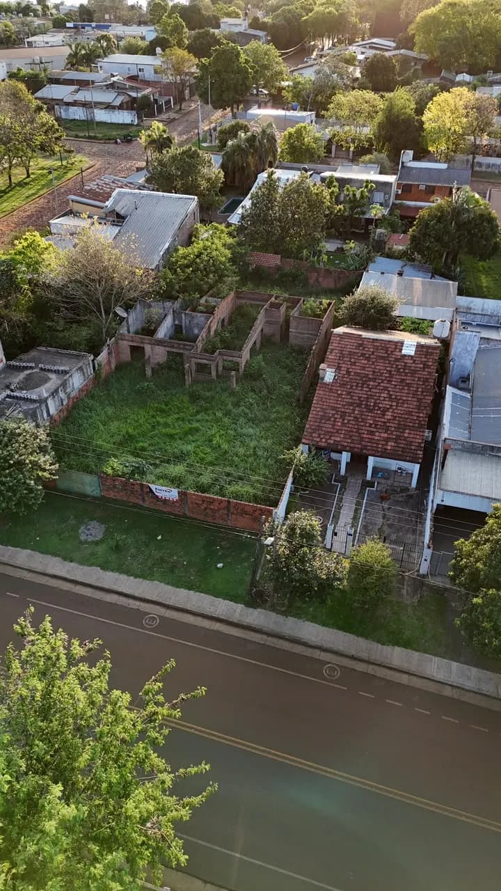 Terreno en venta con construcción abandonada