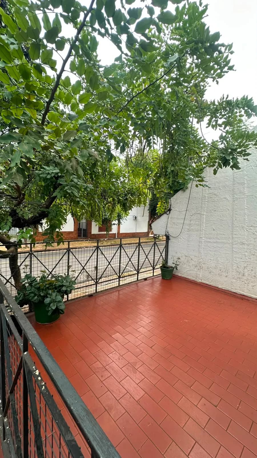 Amplia terraza con piso rojo