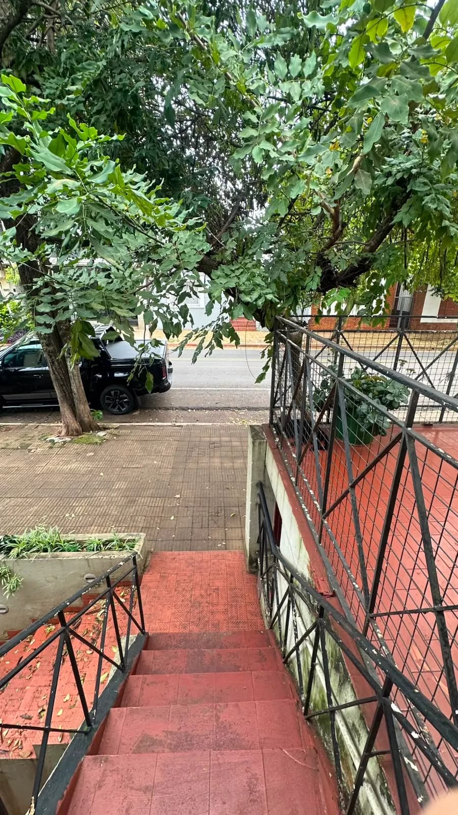 Escalera exterior de baldosas rojas