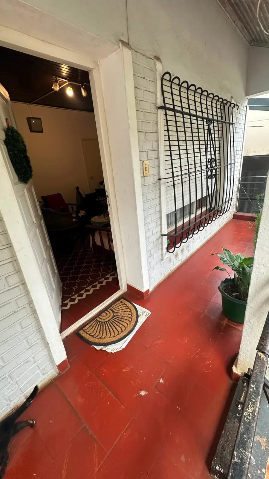 Entrada de casa con piso rojo
