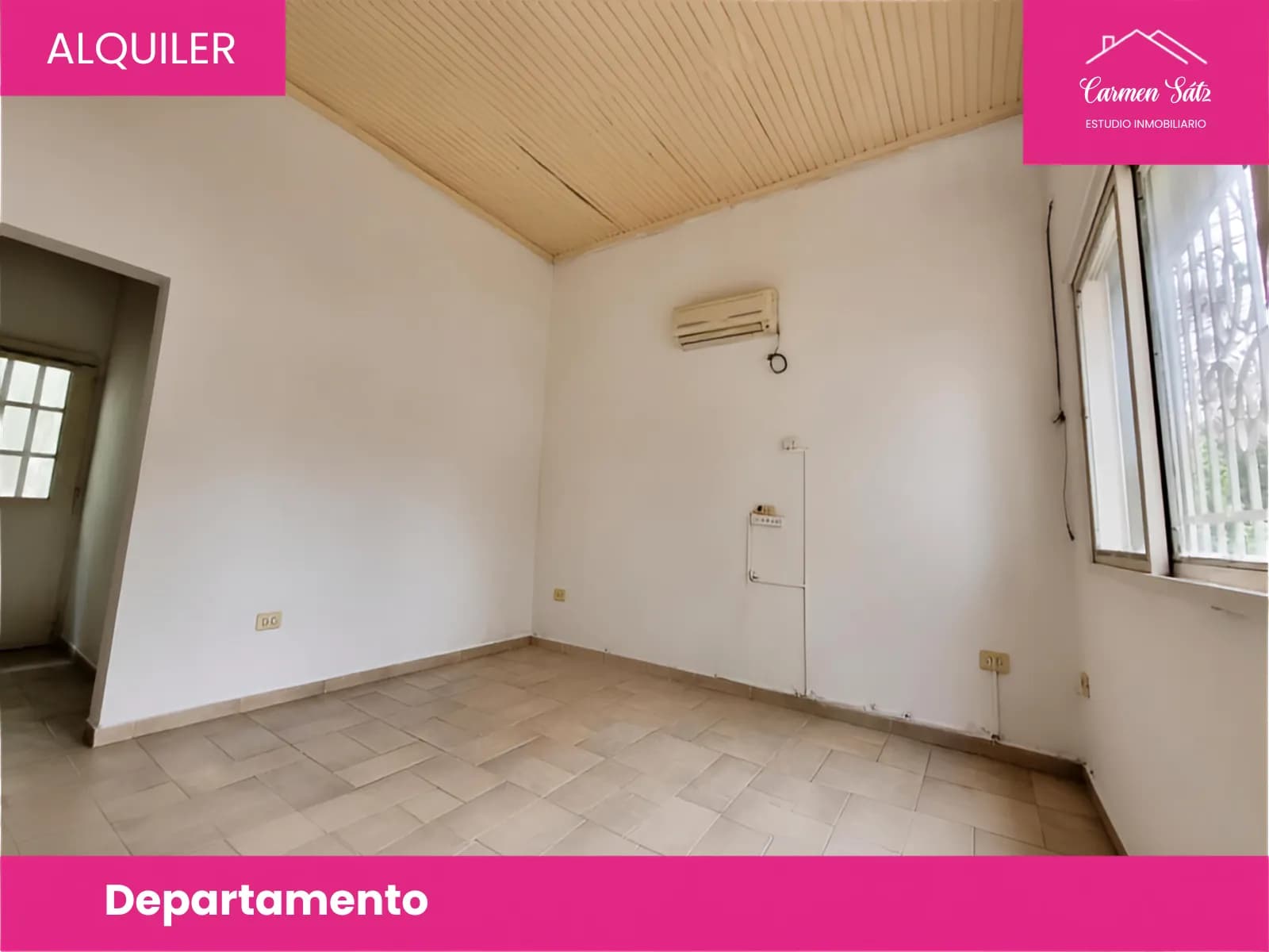 Departamento vacío con techo de madera