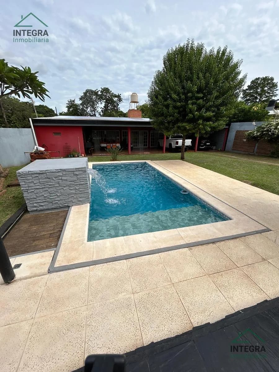 2 Casas en 1 Lote de 700m² con Pileta y Quincho  Av. 17 de Agosto - Posadas.