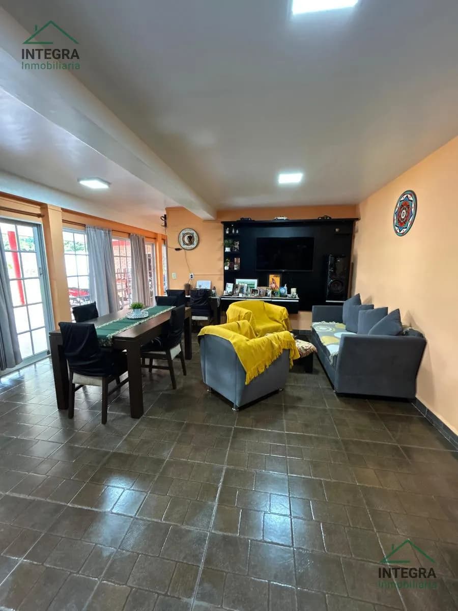 2 Casas en 1 Lote de 700m² con Pileta y Quincho  Av. 17 de Agosto - Posadas.