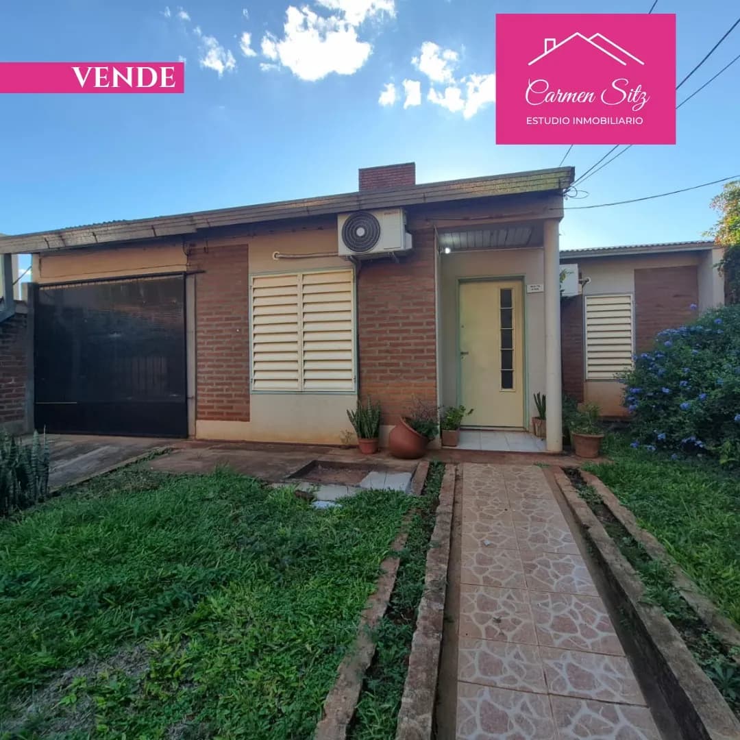 Frente de casa con jardín