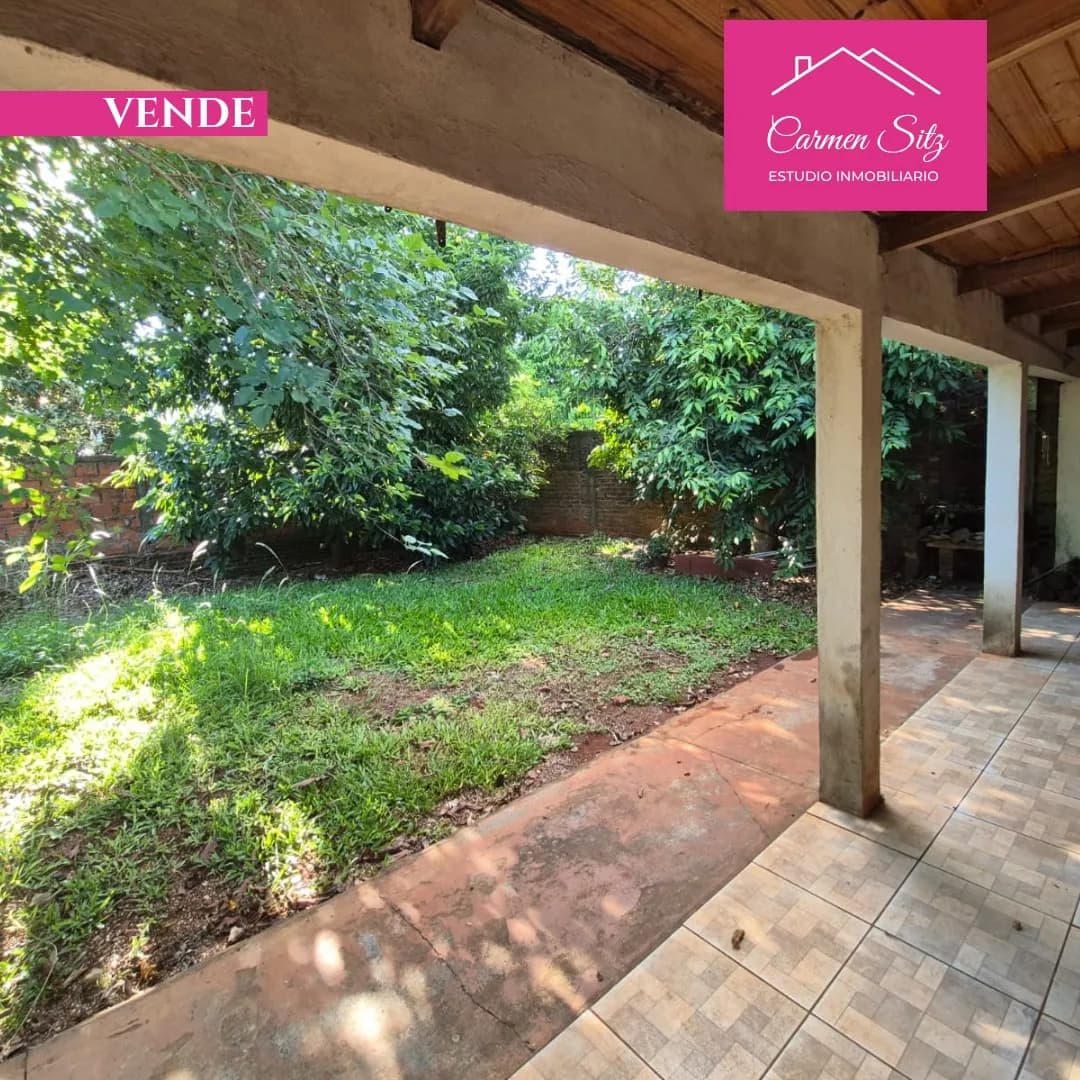 Galería con amplio patio arbolado