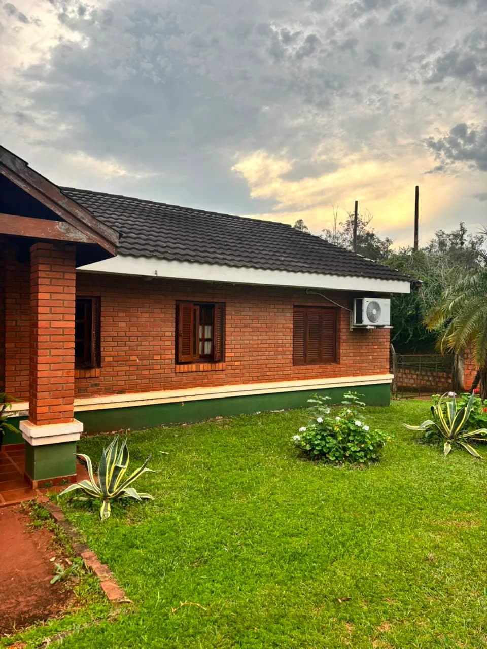 Casa de ladrillo con amplio jardín