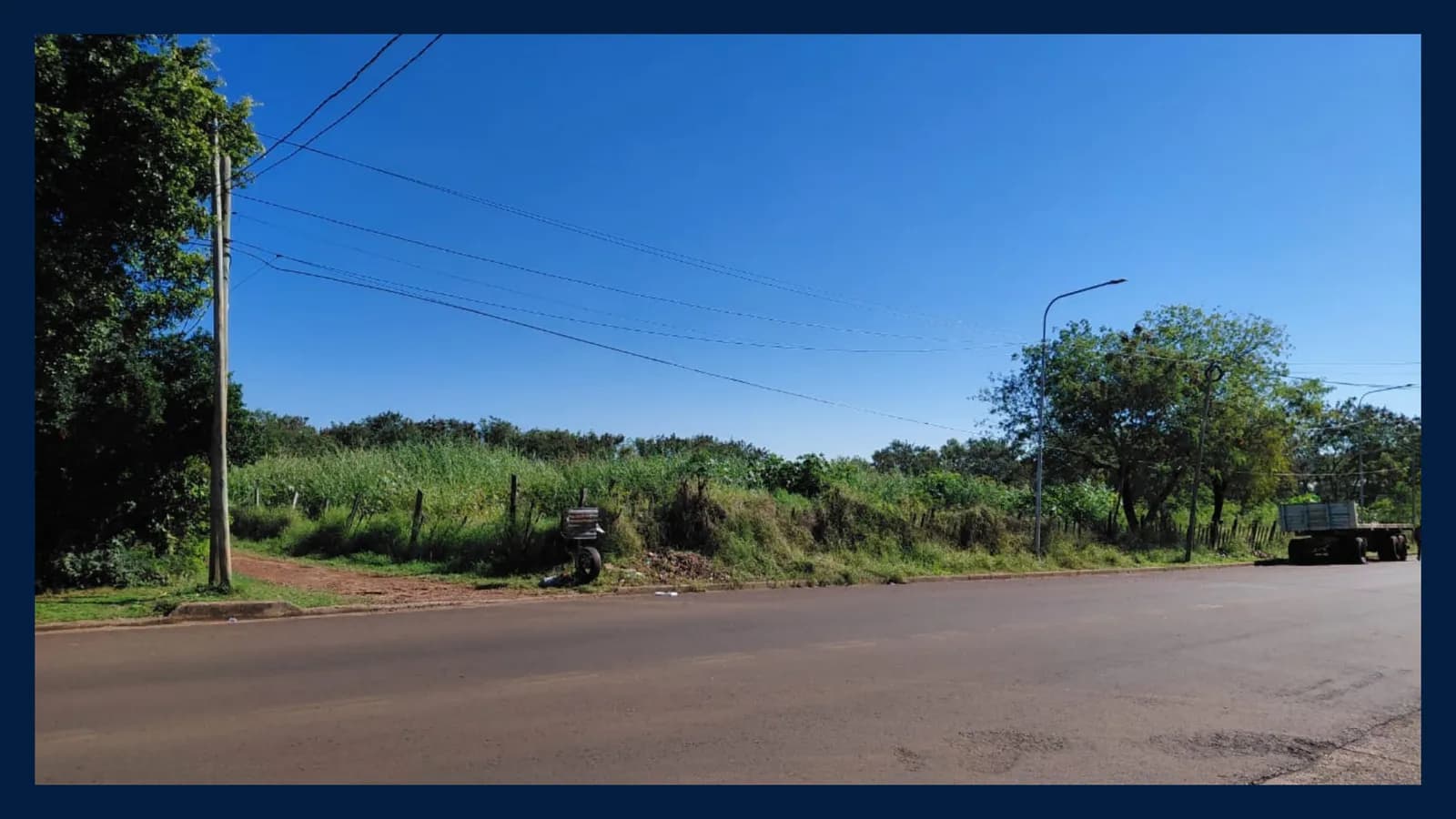 Amplio terreno sobre calle asfaltada