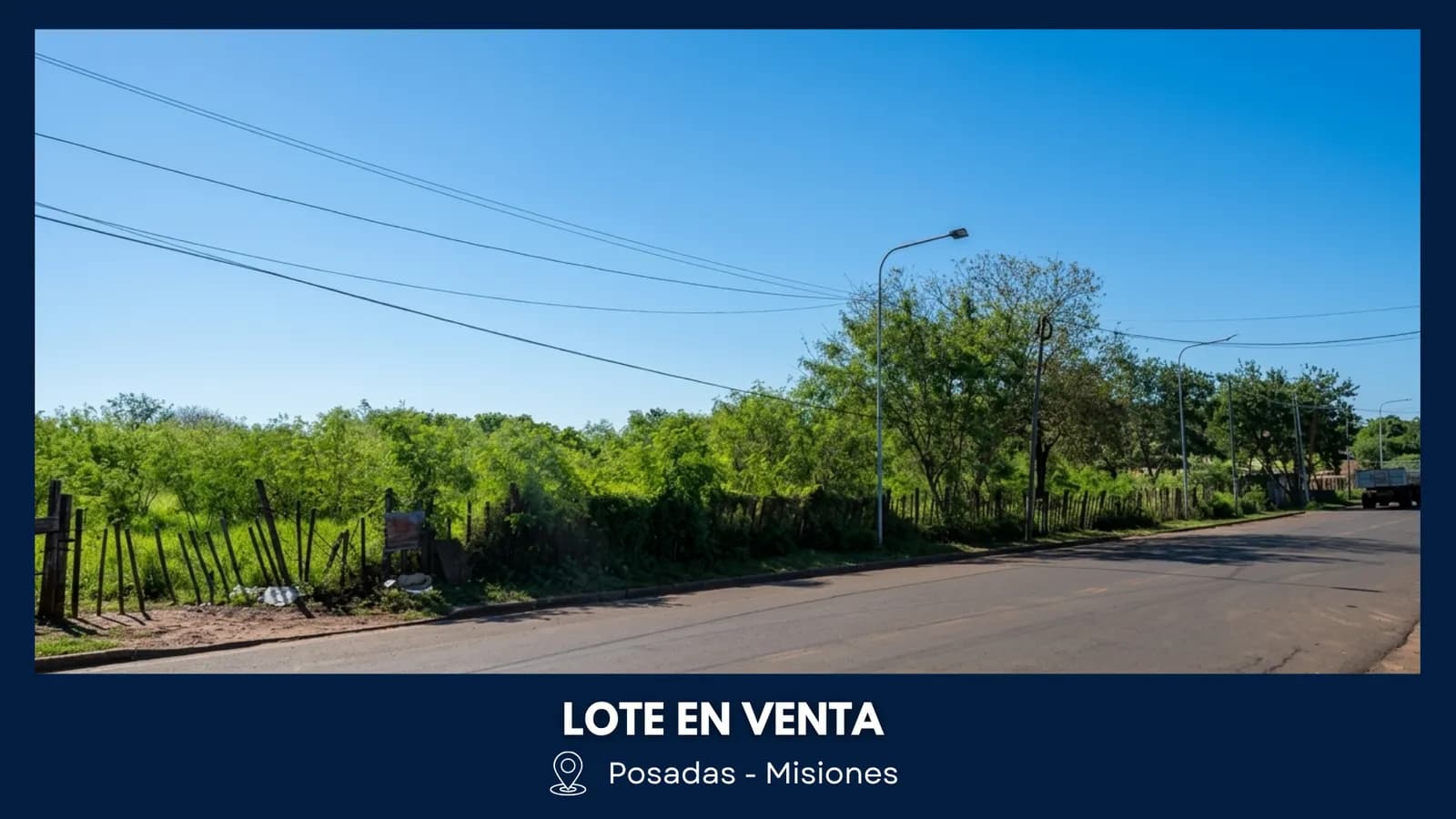 Lote arbolado sobre calle asfaltada