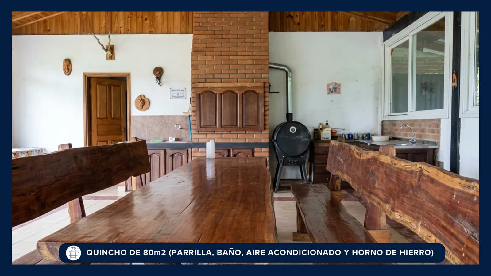 Quincho rústico con mesa de madera