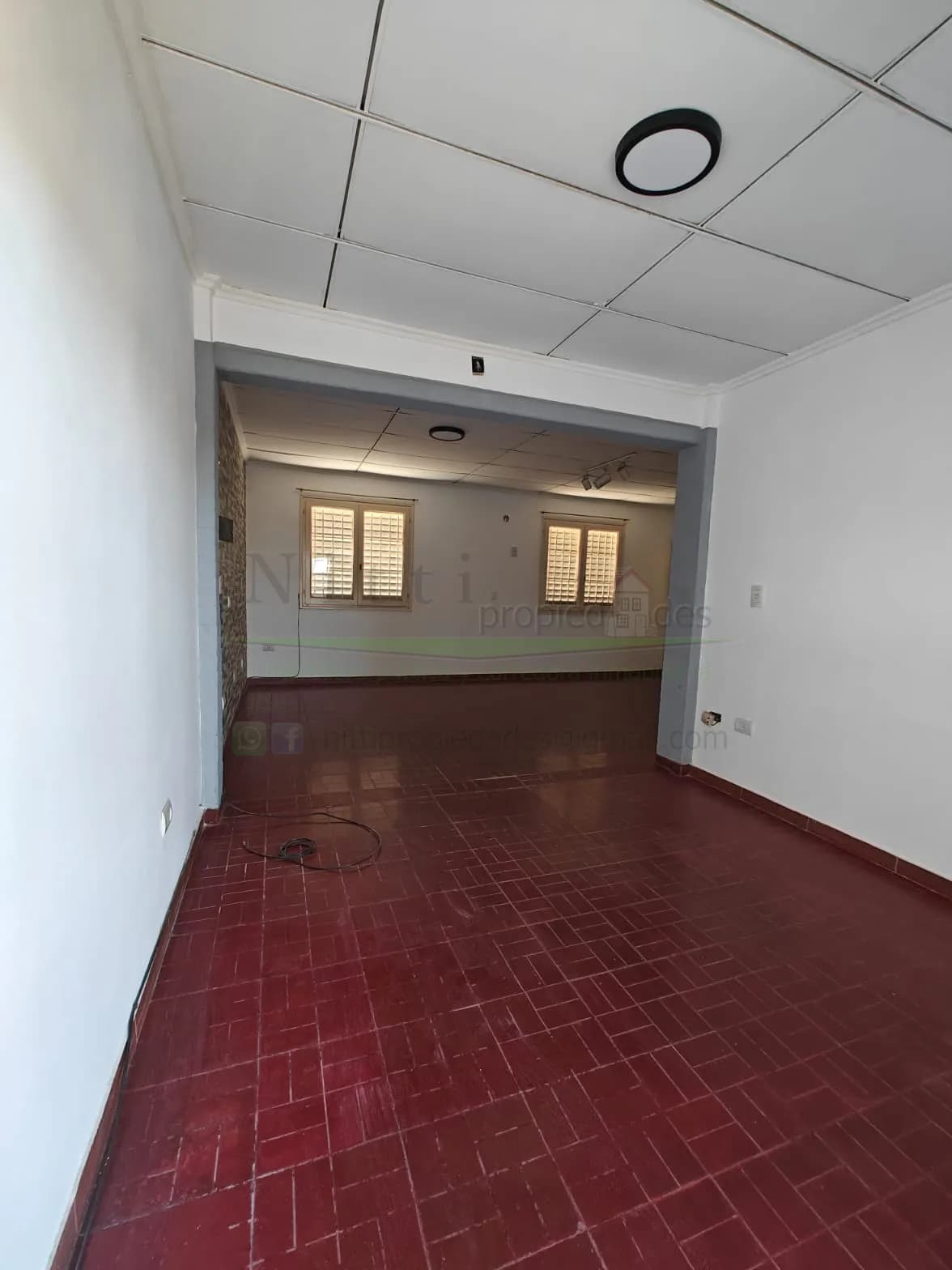 Ambiente amplio con piso rojo