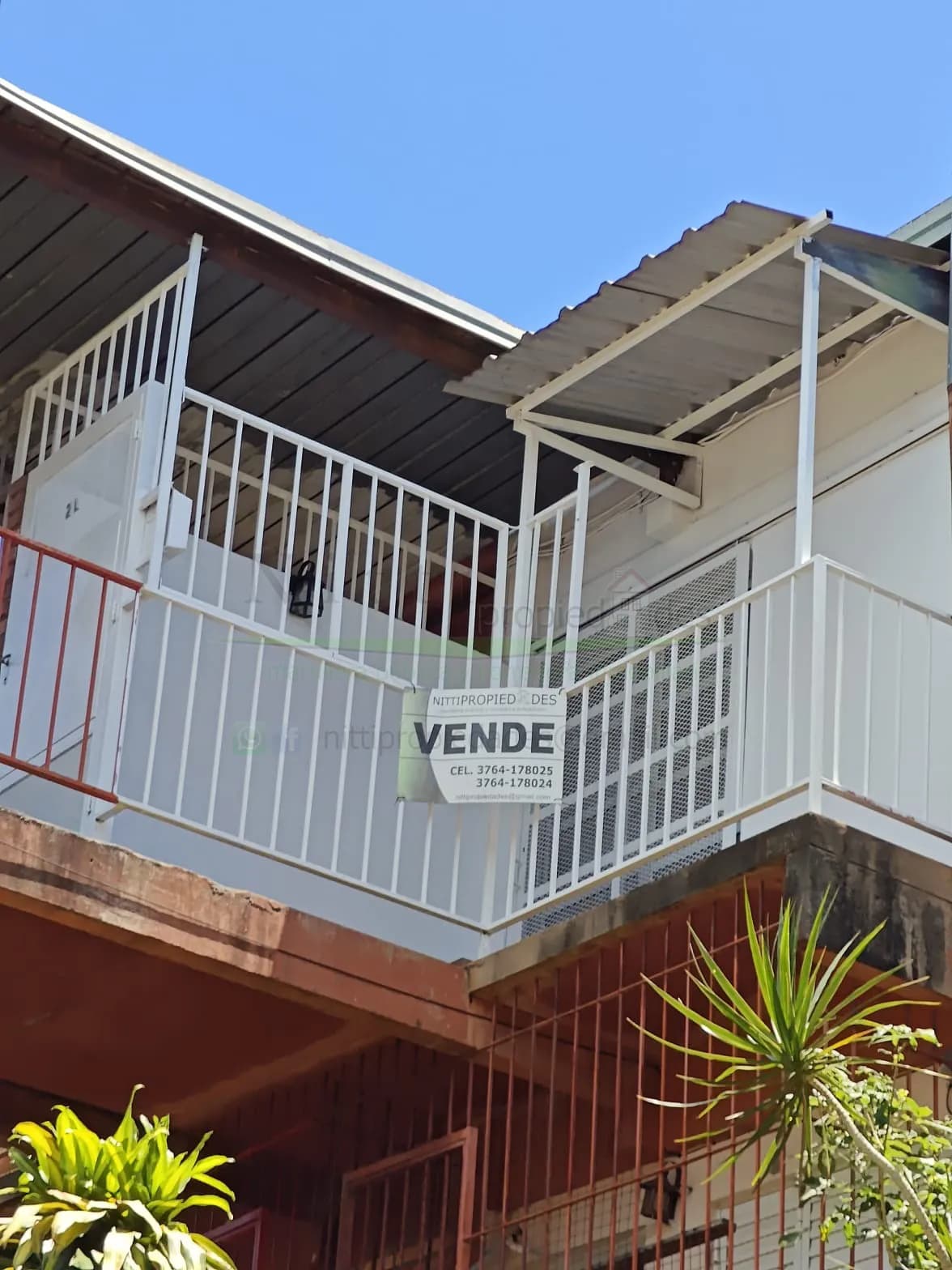 Balcón con cartel de venta