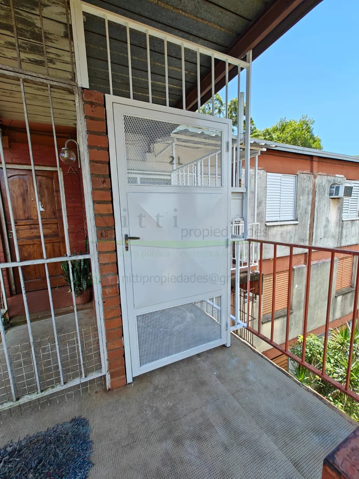 Acceso exterior con puerta de seguridad