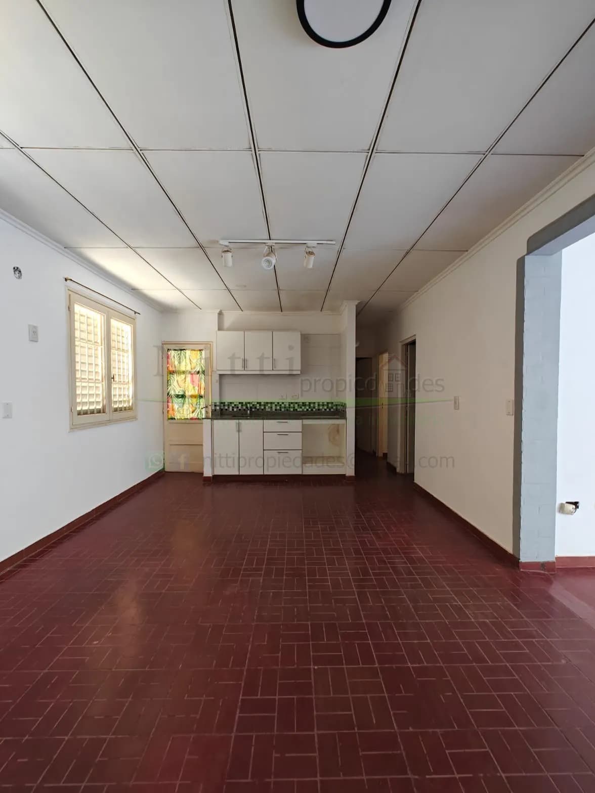 Amplio ambiente con cocina integrada