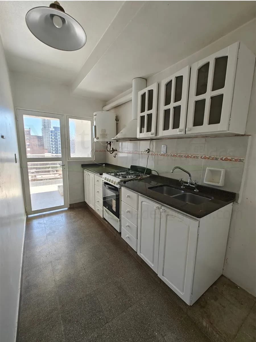 Cocina alargada con muebles blancos