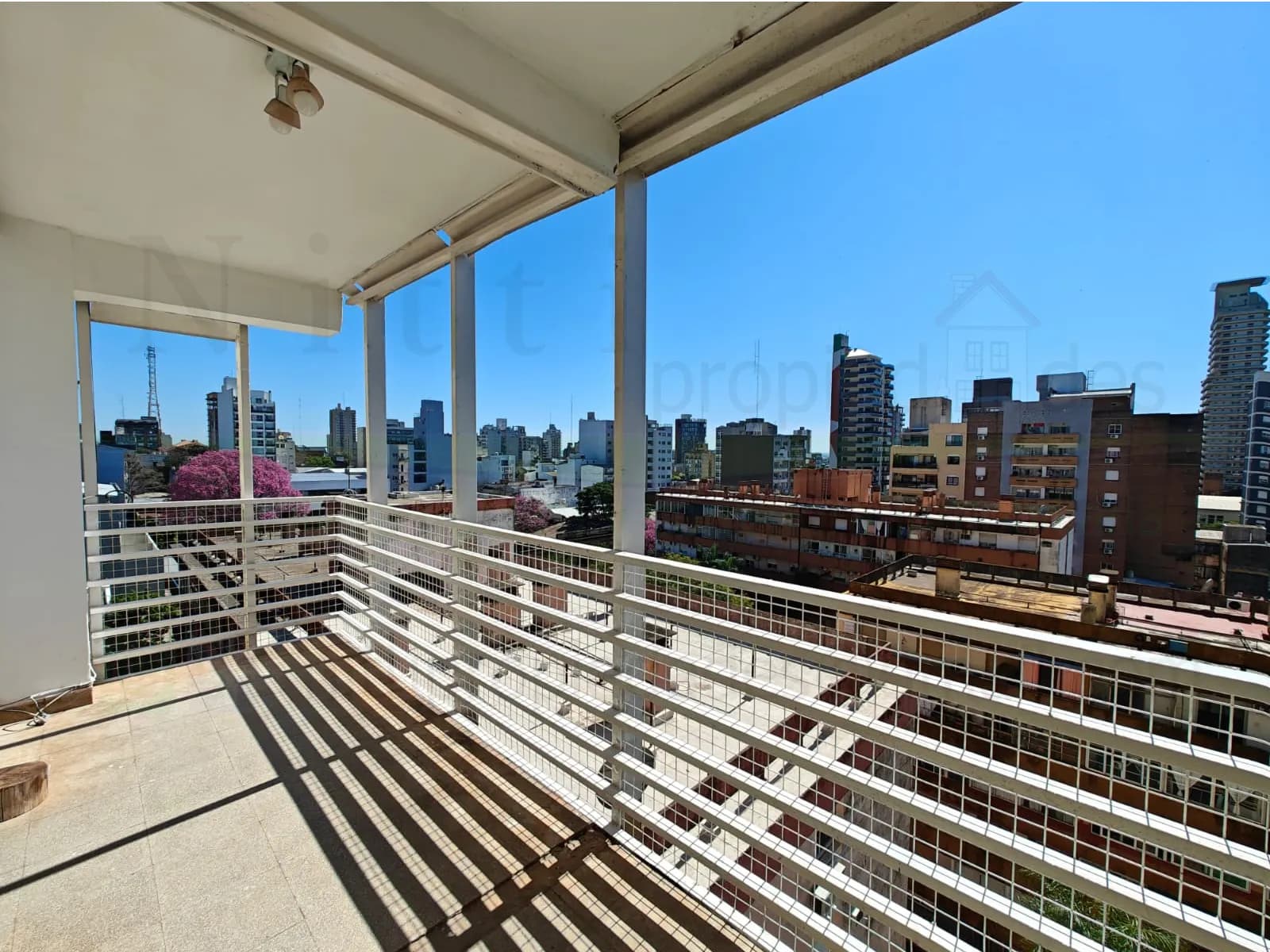 Amplio balcón con vista panorámica