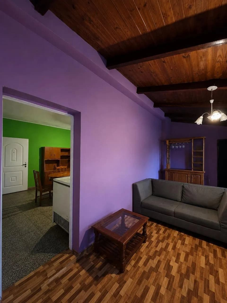 Sala de estar con paredes violetas