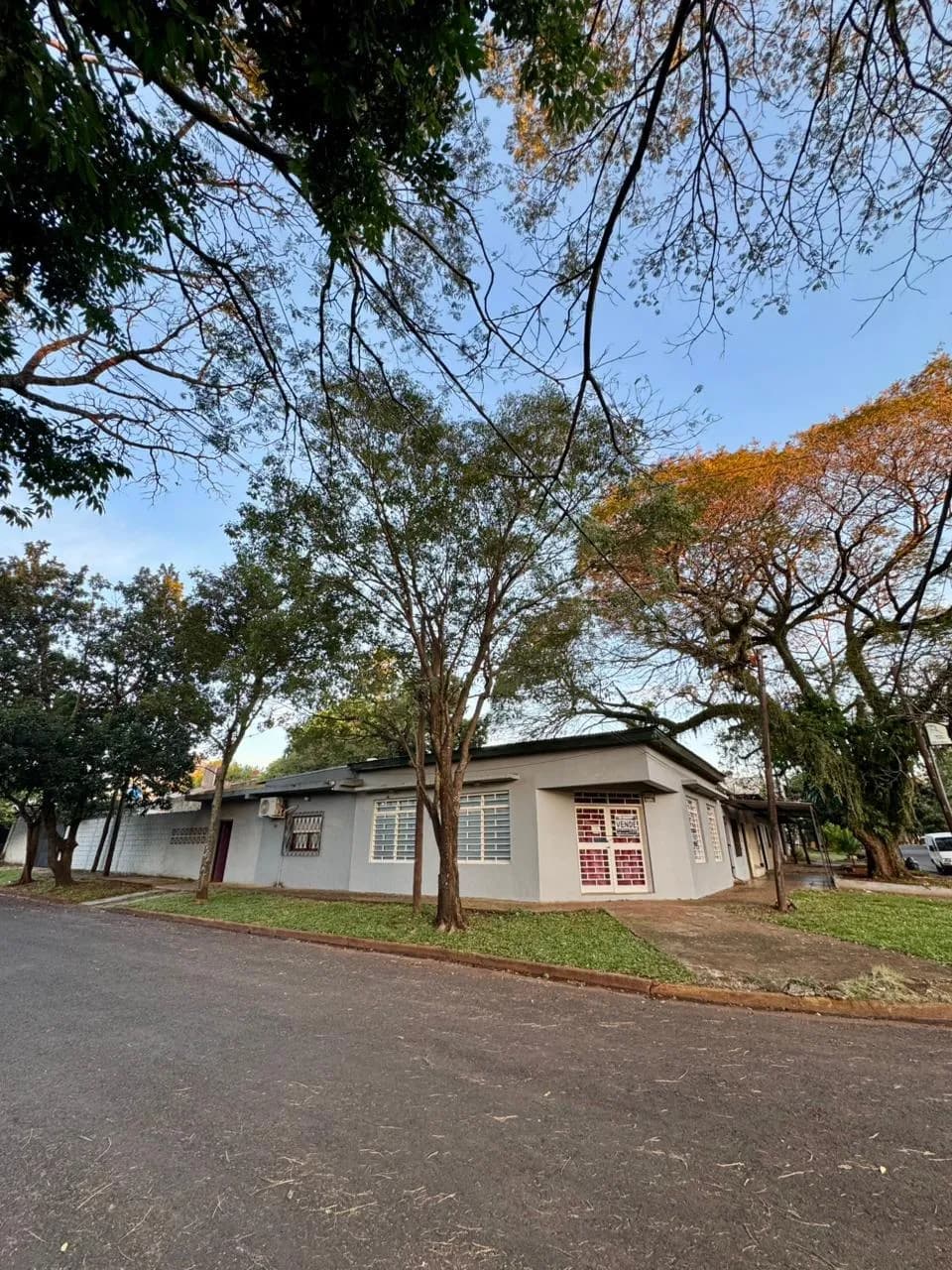 Casa en venta rodeada de árboles