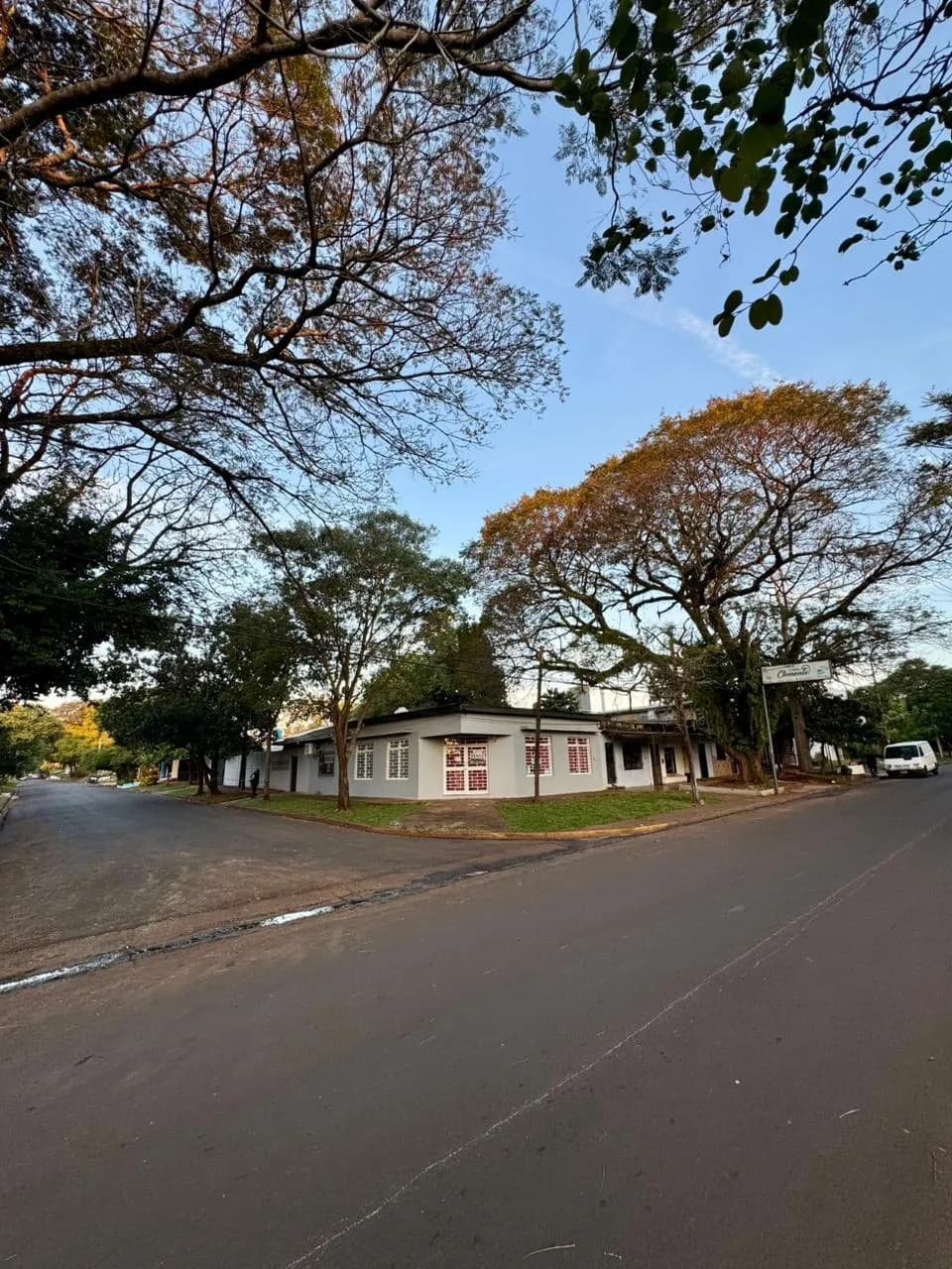 Propiedad en esquina sobre calle arbolada