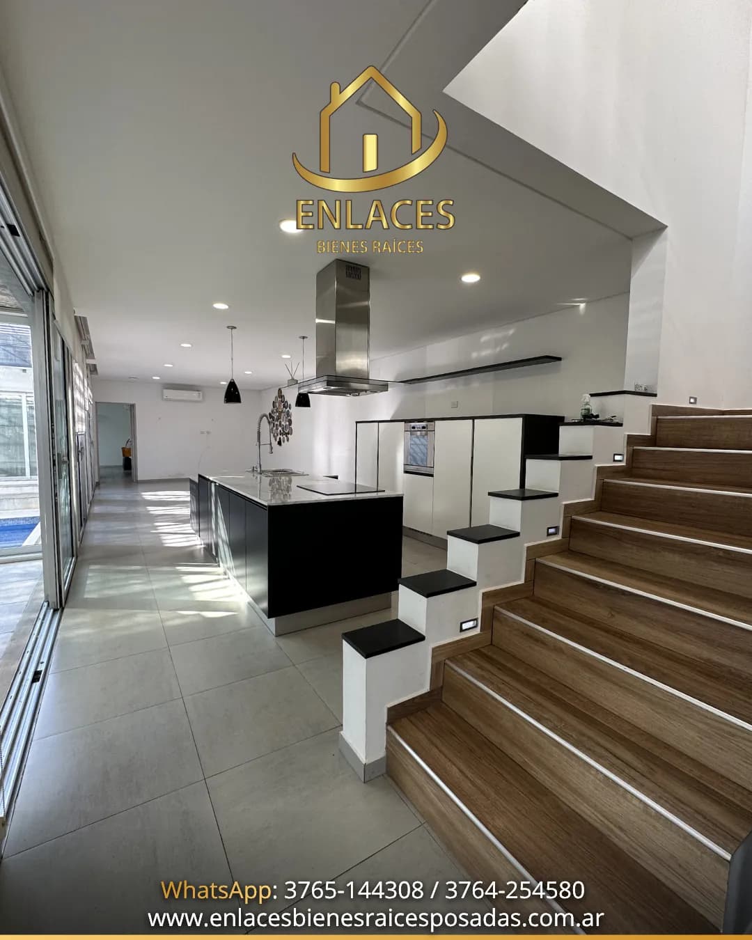 Cocina moderna con isla y escalera