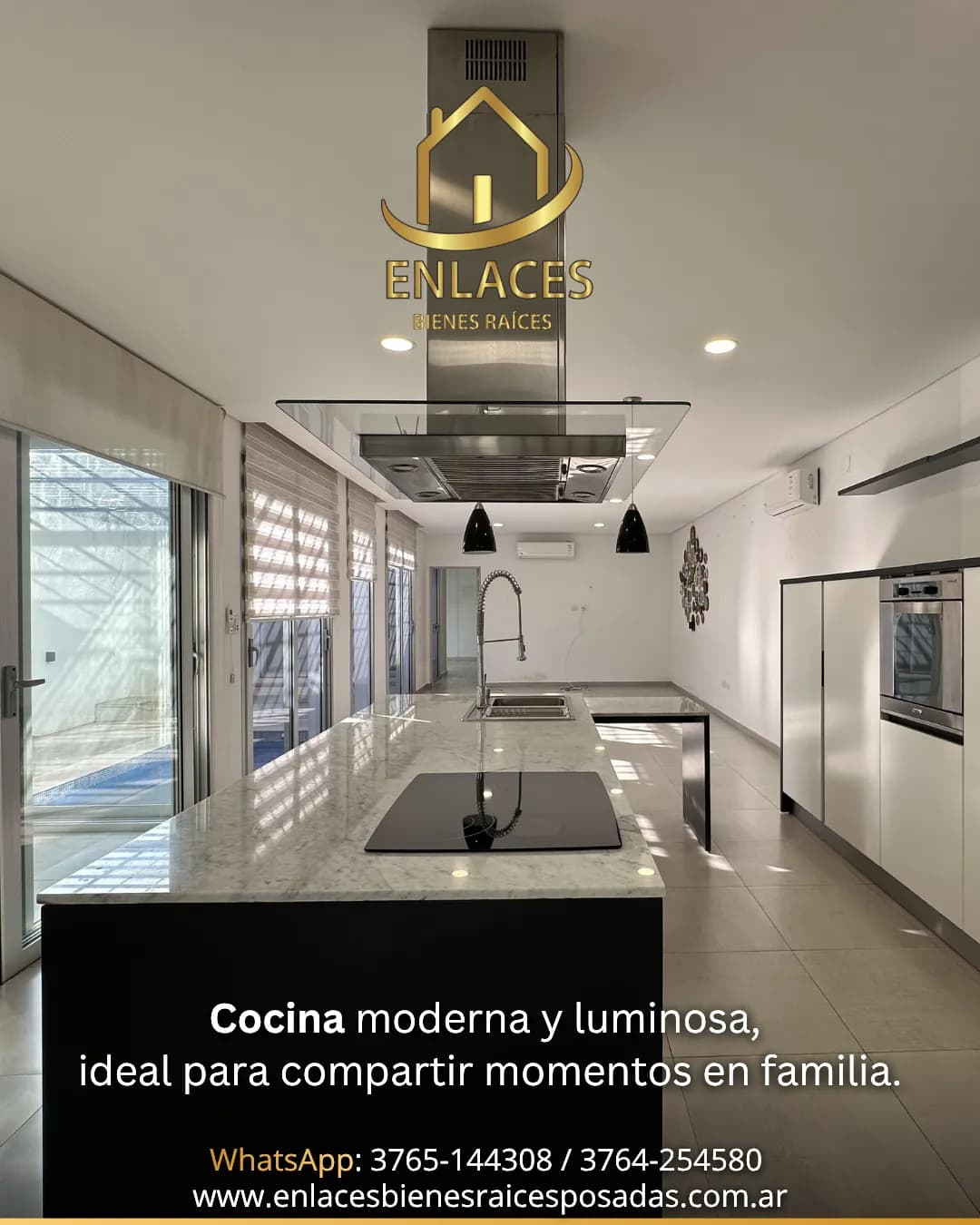 Cocina moderna y luminosa con isla