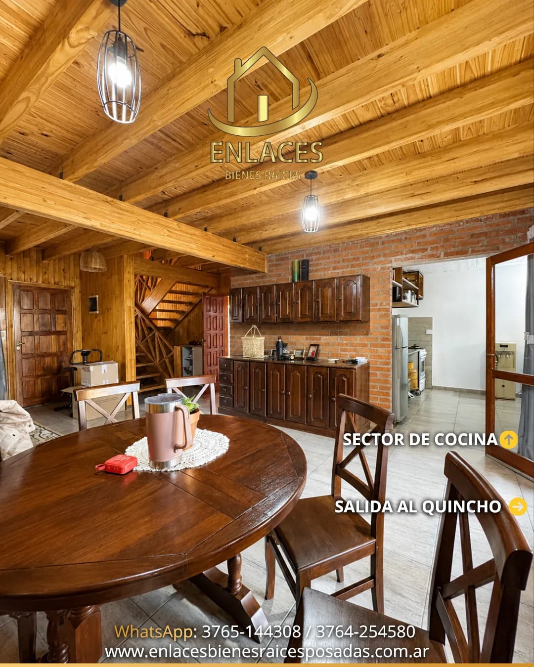 Comedor rústico con techo de madera