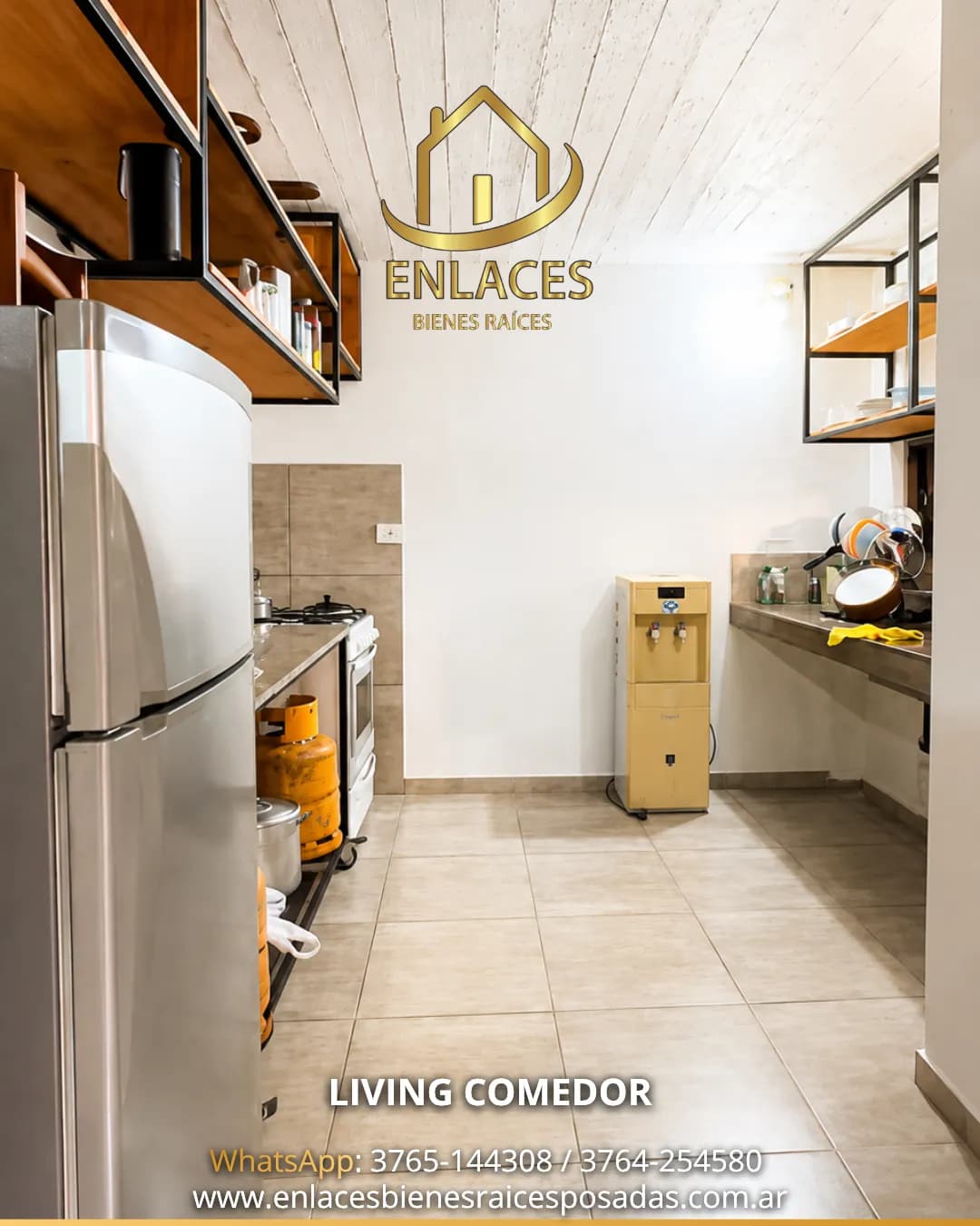 Cocina equipada con estantes abiertos