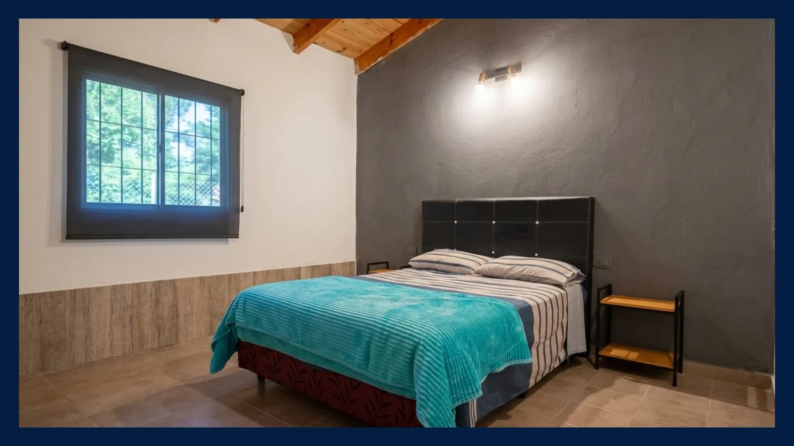 Dormitorio acogedor con cama matrimonial