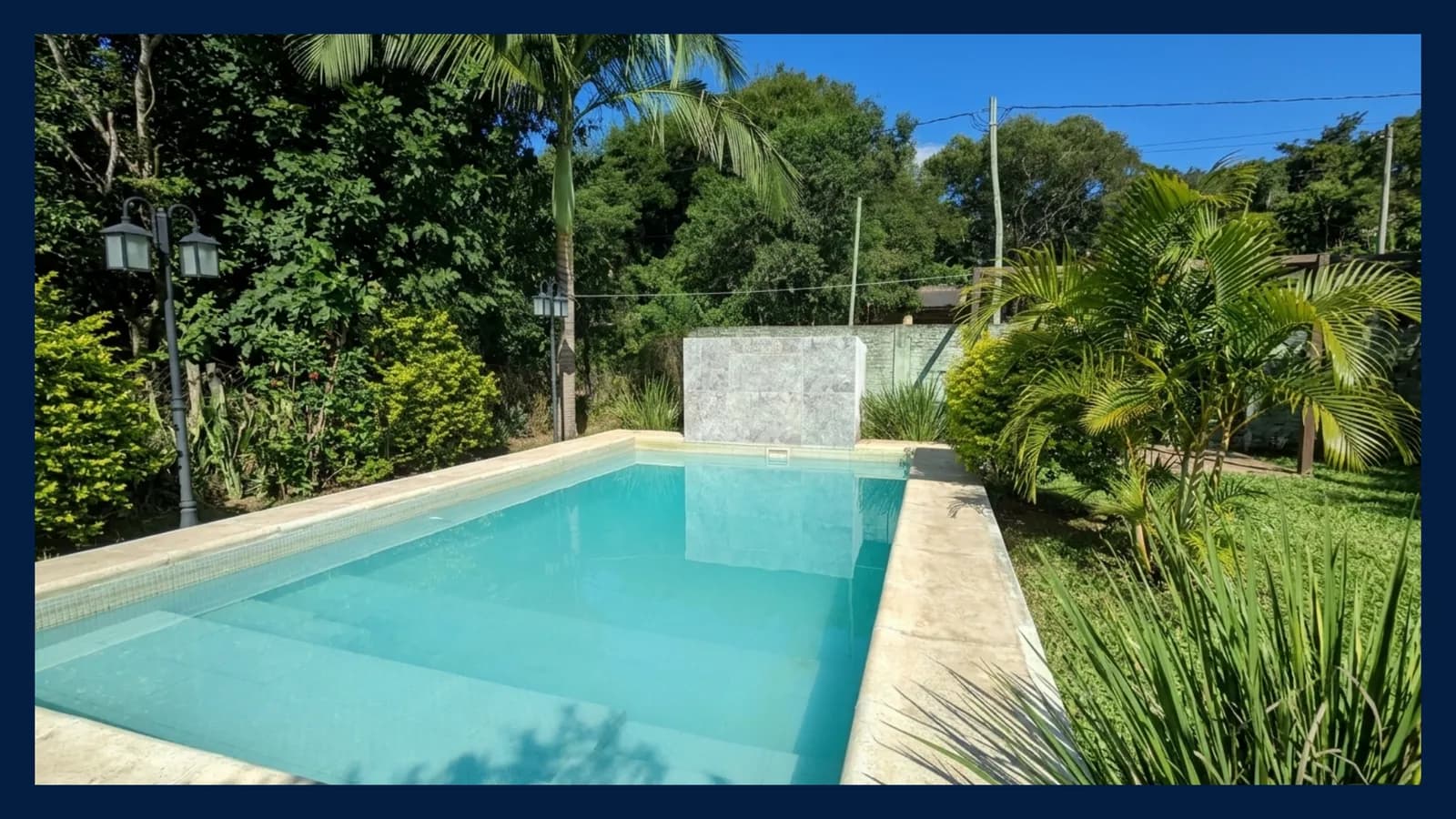 Piscina moderna rodeada de vegetación