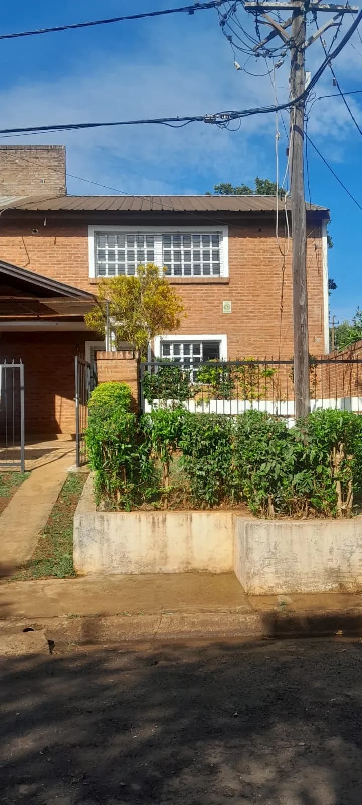 Casa de dos plantas de ladrillo