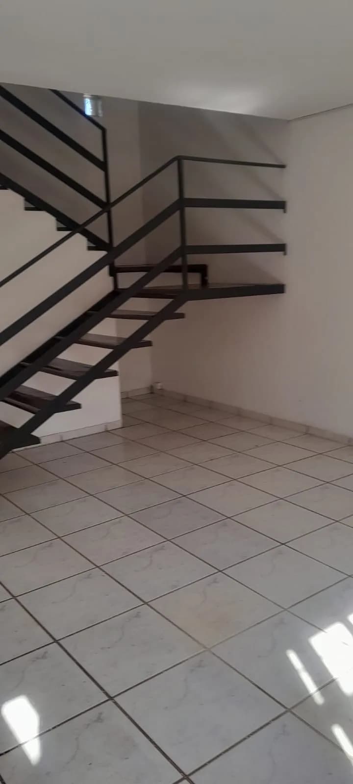 Escalera moderna de metal negro