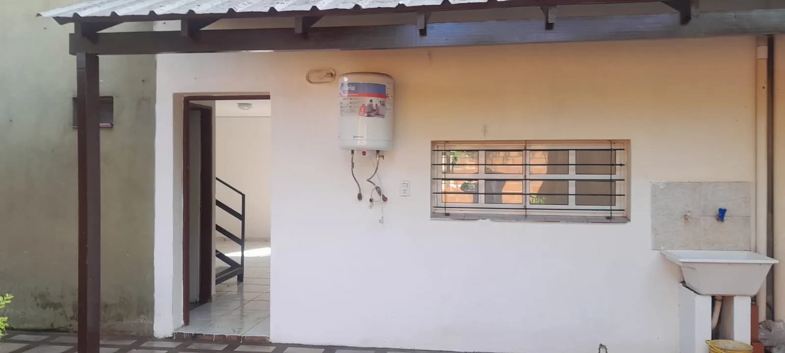 Patio techado con lavadero exterior