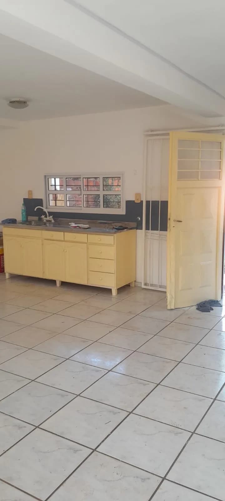 Amplia cocina con muebles amarillos