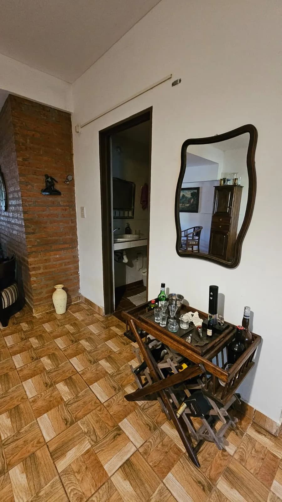 Interior con mueble bar de madera