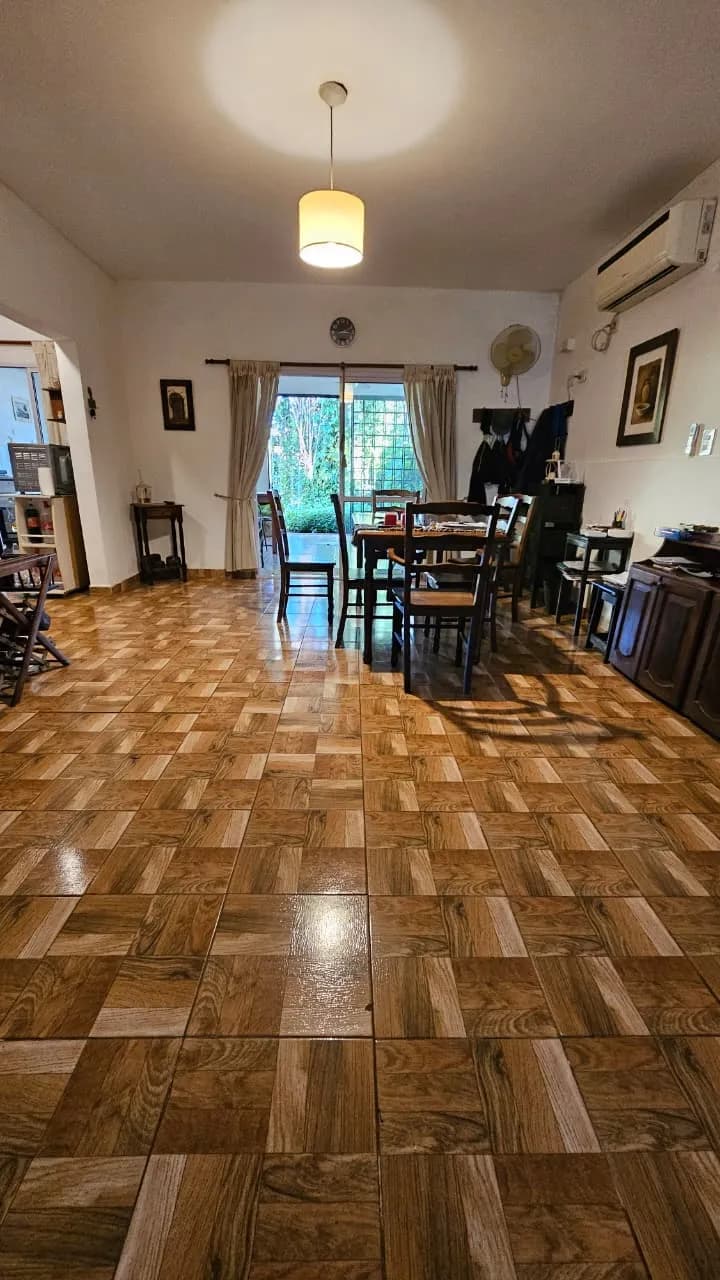 Comedor espacioso con vista al jardín