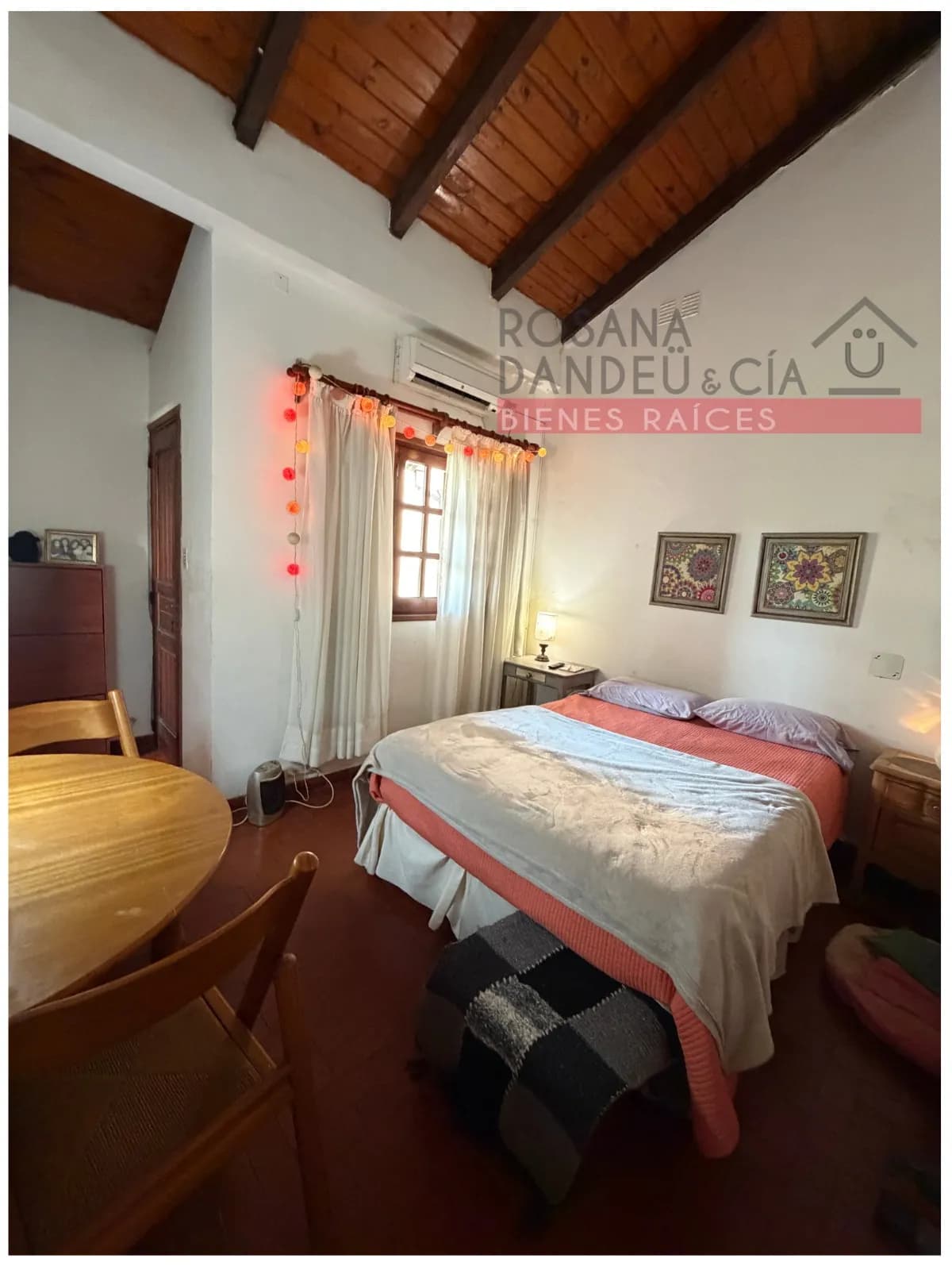 Dormitorio rústico con techo de madera
