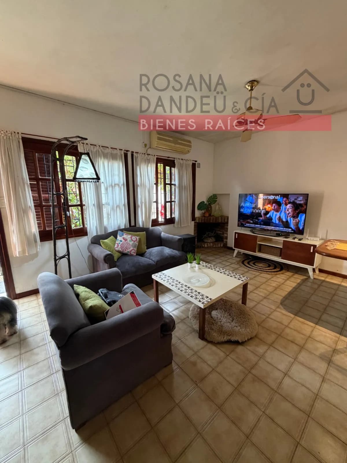 Living acogedor con televisión y sillones
