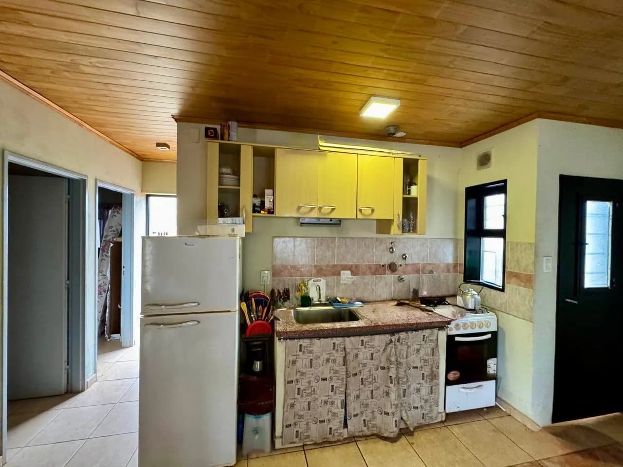 Cocina sencilla con techo de madera