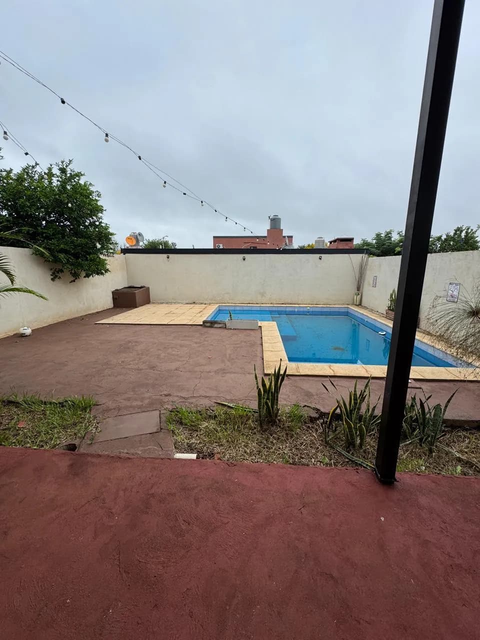 Patio trasero amplio con piscina
