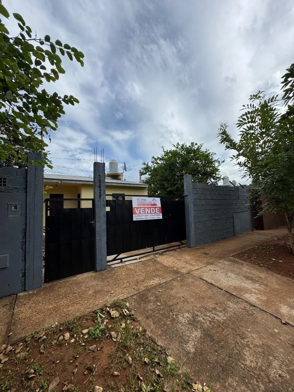 Casa en venta con portón negro