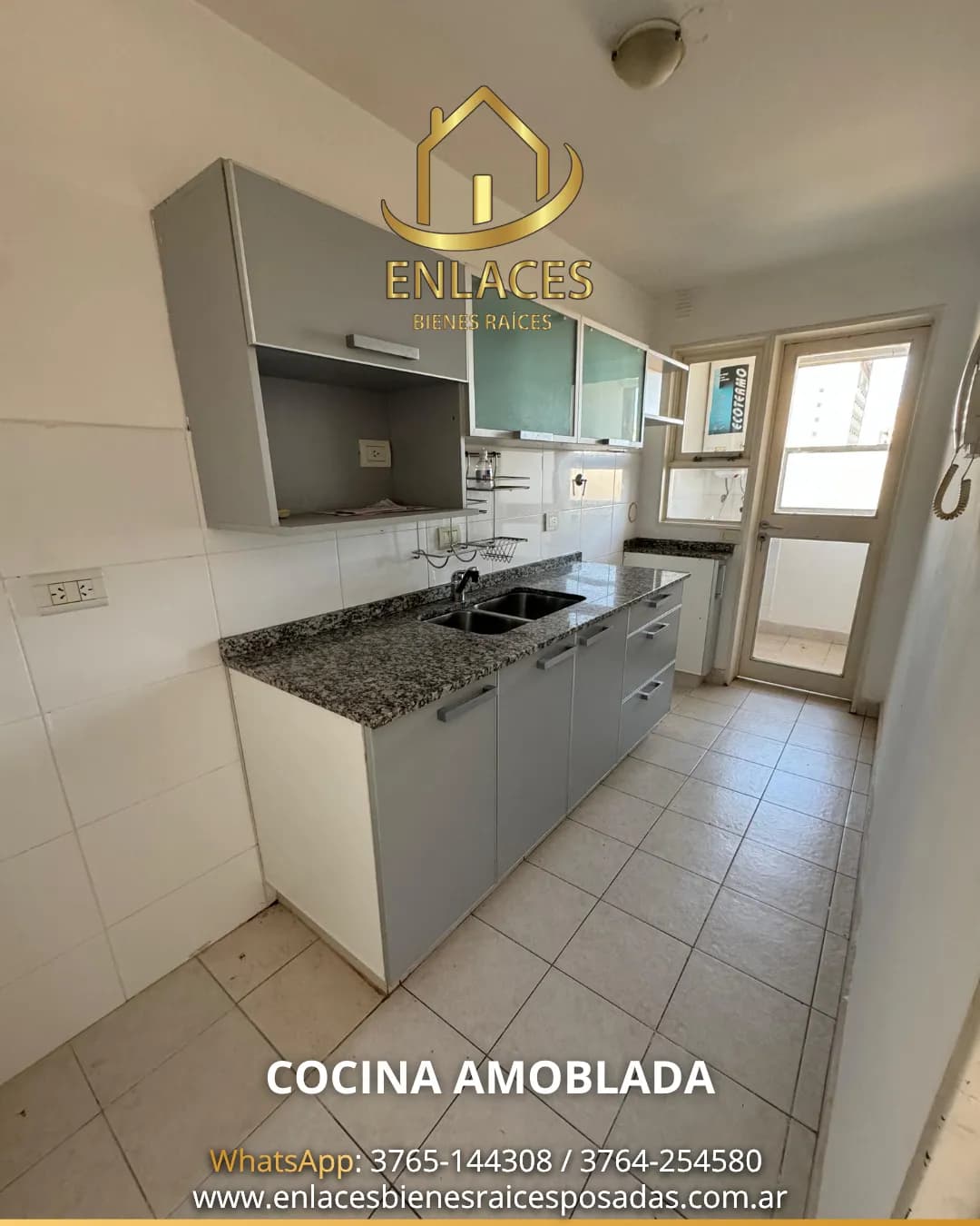 Cocina amoblada con mesada de granito