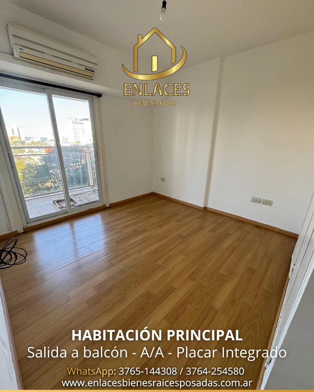 Habitación principal luminosa con balcón