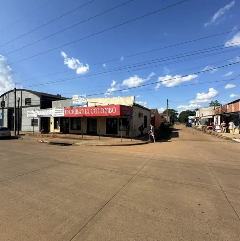 Locales comerciales en una esquina