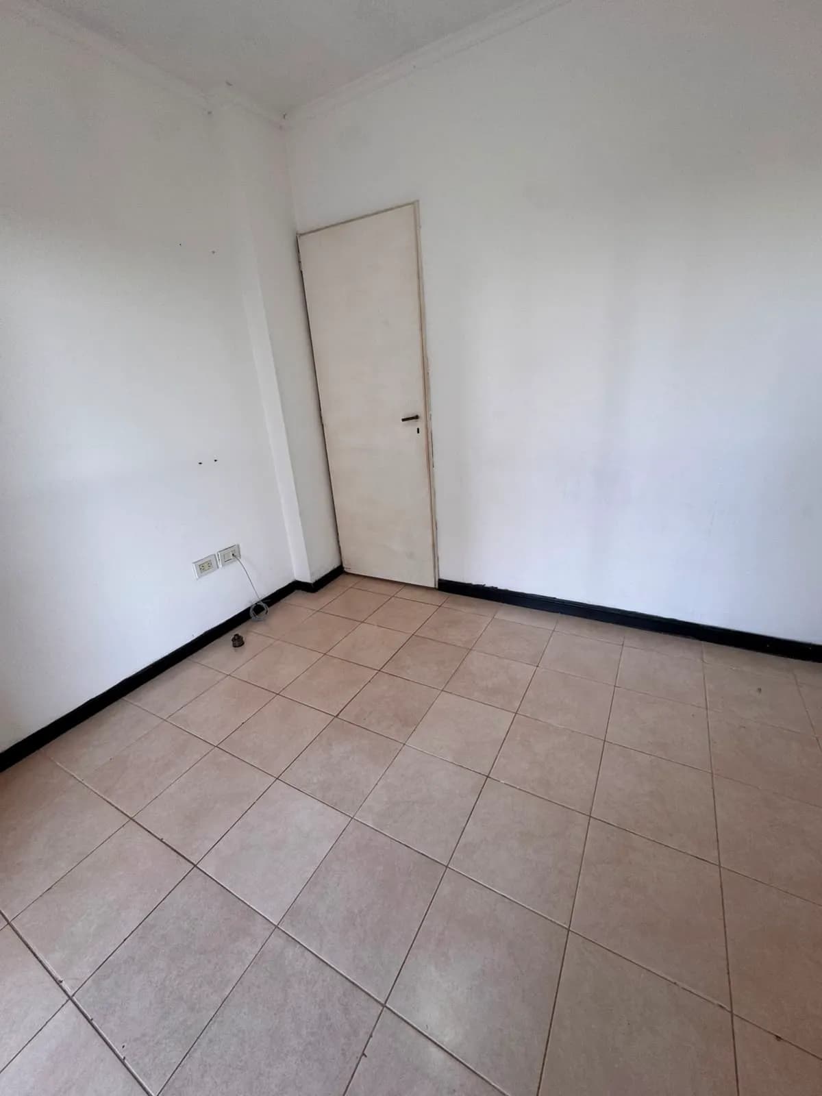 Habitación vacía con piso cerámico