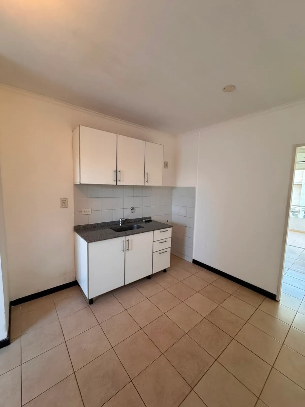 Cocina pequeña con muebles blancos