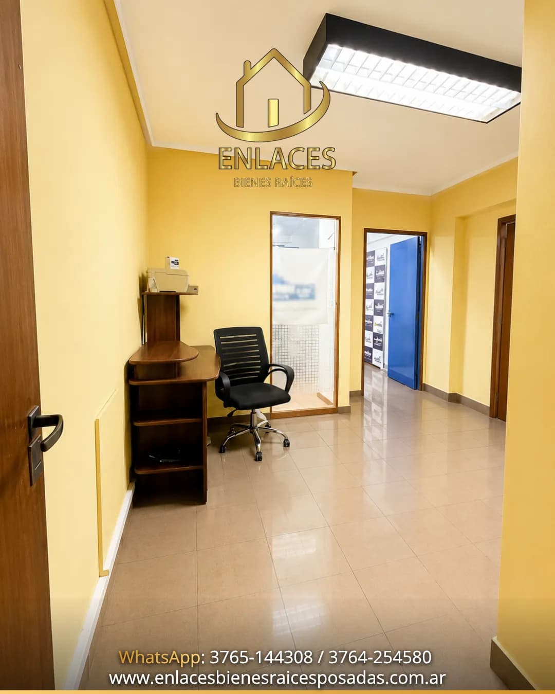 Oficina espaciosa con escritorio y silla