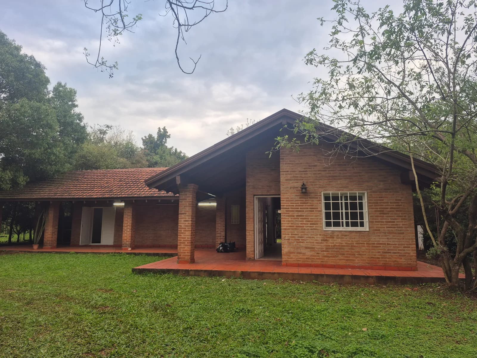 Casa rústica de ladrillo con jardín