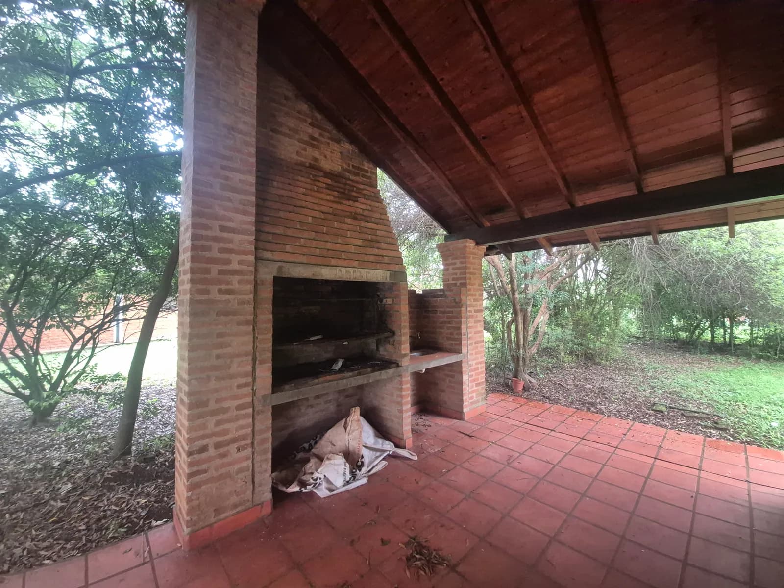 Quincho con parrilla y jardín